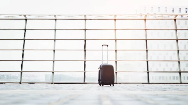 Stilvolle Schwarze Koffer Kabinengepäckgröße Die Auf Dem Boden Der Flughafenhalle — Stockfoto