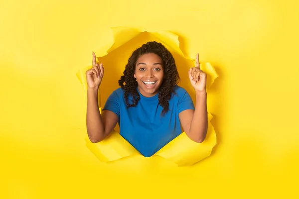 Amazed Black Lady Posing Torn Paper Hole Pointing Fingers Looking — Stockfoto