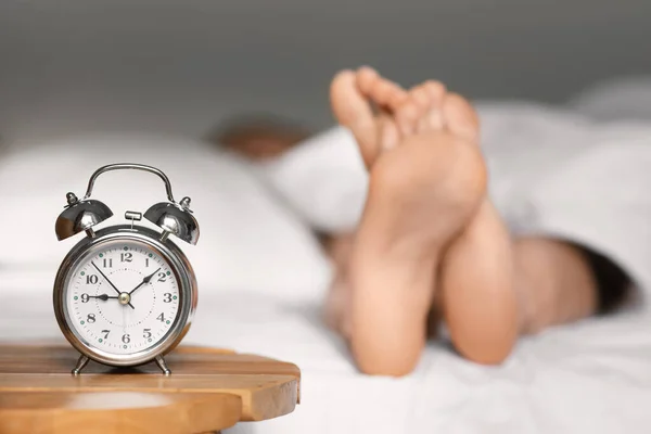 Beyaz Battaniyenin Altında Beyaz Bir Kadının Ayakları Uzanıyor Sabahları Uyuyor — Stok fotoğraf