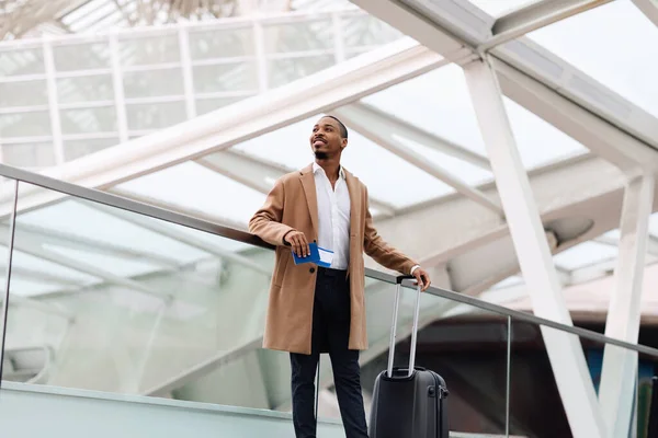 Usmívající Mladý Afroameričan Stojící Zavazadlem Letišti Pohledný Černý Muž Držící — Stock fotografie