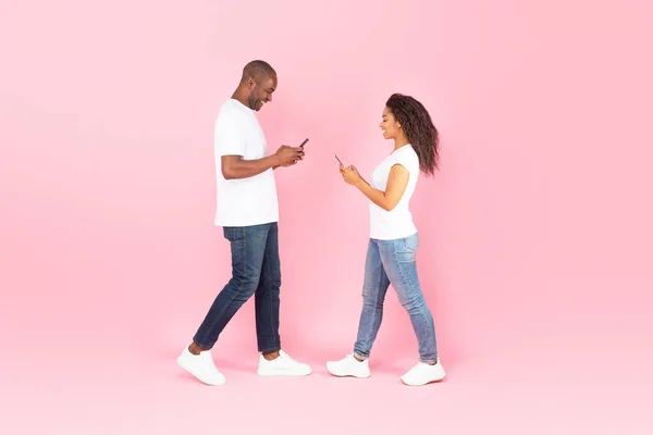 Modern Technology Relationship Full Body Length Black Middle Aged Man — Stock Fotó
