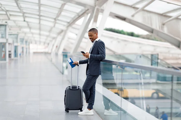 Smiling Black Businessman Messaging Smartphone While Waiting Flight Airport Handsome — Fotografia de Stock