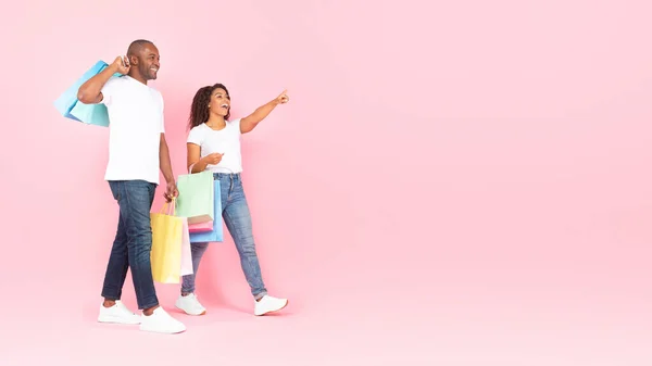 Seasonal Discounts Concpet Black Spouses Walking Shopping Bags Pointing Aside — Stock Fotó