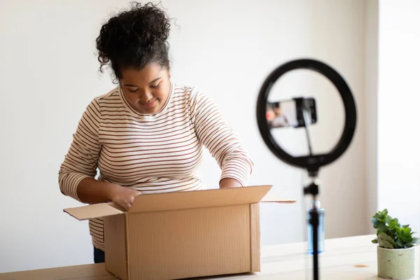 Famous Blogger Influencer Pretty Chubby Young Hispanic Woman Unpacking Parcel — Stockfoto