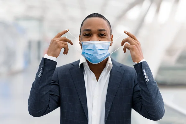 Fim Pandemia Empresário Negro Decolando Máscara Médica Protetora Homem Afro — Fotografia de Stock
