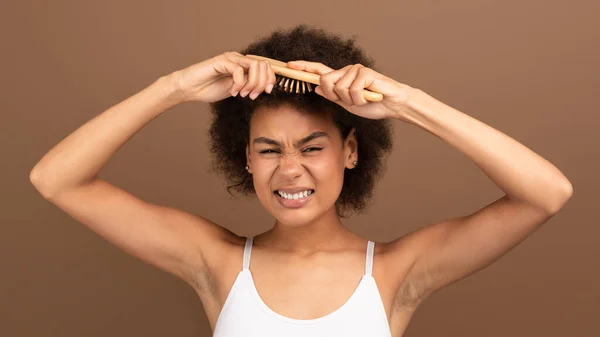 Nefericit Tânăr African American Cret Femeie Alb Top Pieptănat Păr — Fotografie, imagine de stoc