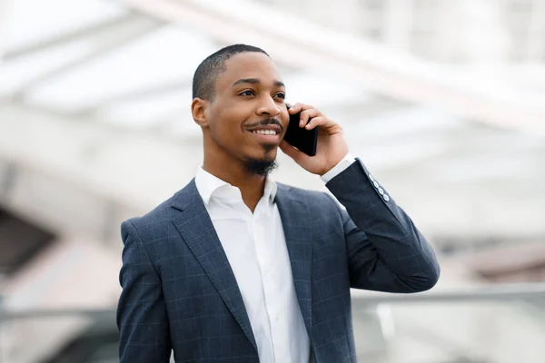 Portrét Pohledný Černý Podnikatel Mluvící Mobilním Telefonu Letišti Usmívající Afroameričtí — Stock fotografie