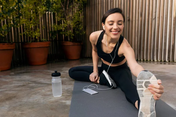 Smiling Caucasian Millennial Muscular Slim Lady Sportswear Doing Leg Stretching — Stok fotoğraf