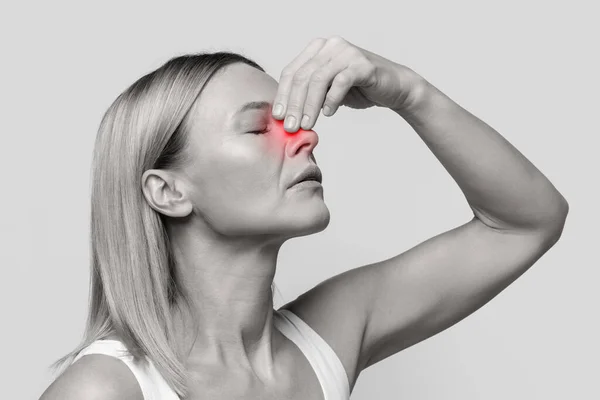 Mujer Rubia Mediana Edad Con Hemorragia Nasal Epistaxis Tocándose Nariz —  Fotos de Stock