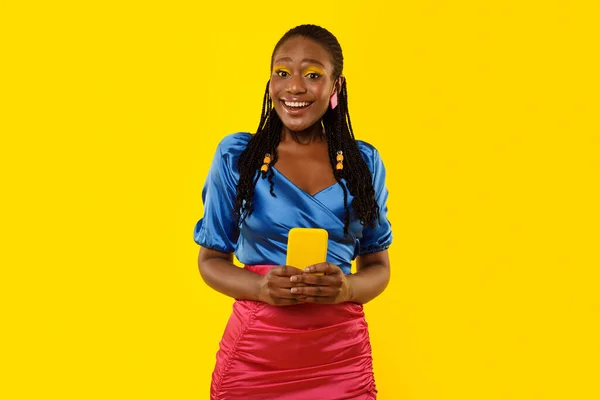 Счастливая Чернокожая Женщина Использующая Мобильное Предложение Телефонной Рекламы Текстовые Сообщения — стоковое фото