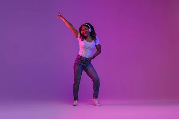Joyful Black Woman Wearing Wireless Headphones Having Fun Neon Light — Foto de Stock