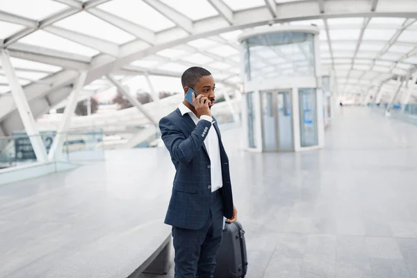 Young Black Businessman Making Mobile Call While Standing Luggage Airport — Fotografia de Stock