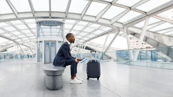 Portrét Mladého Afroameričana Čekání Kufrem Letišti Černý Tisíciletý Podnikatel Držící — Stock fotografie