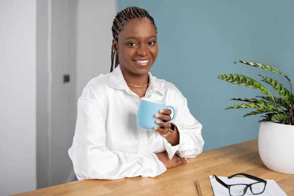 Positive Cheerful Beautiful Young Black Woman Formal Outfit Sitting Workdesk — Photo