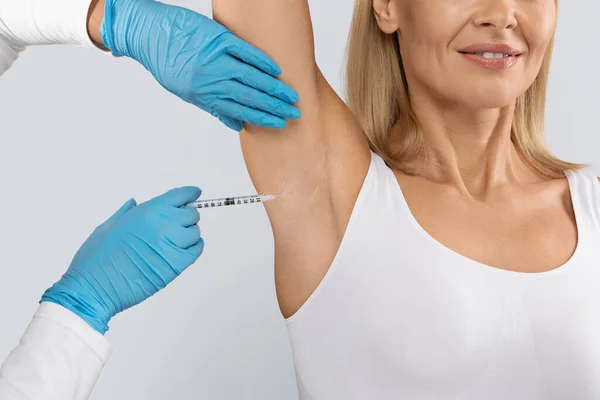 Doctor Hands Makes Intramuscular Injections Botulinum Toxin Underarm Area Hyperhidrosis — Stock Photo, Image