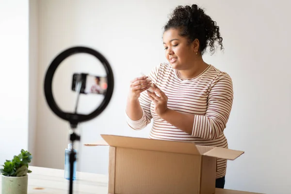 Beauty Blogger Cute Young Hispanic Curly Woman Size Unpacking Parcel — Stockfoto