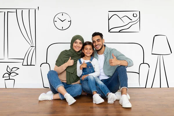 Bella Famiglia Del Medio Oriente Che Trasferisce Nuovo Appartamento Uomo — Foto Stock