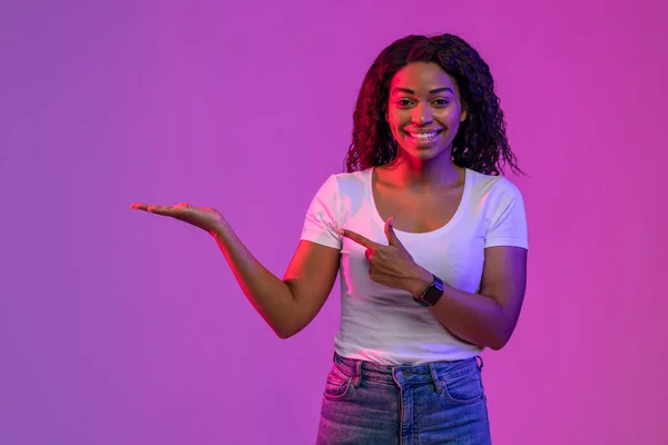 Check Smiling Young Black Woman Pointing Her Open Empty Palm — Foto de Stock