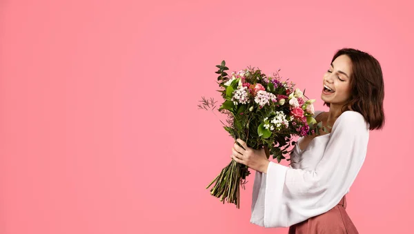 Happy Inspired Surprised Young European Woman Enjoy Bouquet White Tulips — 图库照片