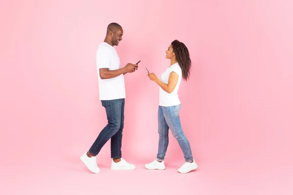 Black Middle Aged Man Young Woman Using Smartphones Standing Pink — Stock Fotó