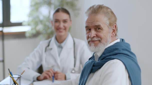 Åldrande Och Professionell Sjukvård Närbild Porträtt Glad Senior Gråhårig Man — Stockvideo