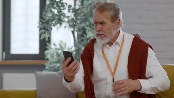 Rychlá Pomoc Senior Šedovlasý Muž Web Surfování Smartphonu Pocit Bolesti — Stock video