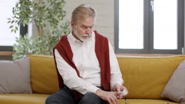 Medizinische Untersuchung Hause Älterer Bärtiger Mann Misst Puls Mit Digitalem — Stockvideo