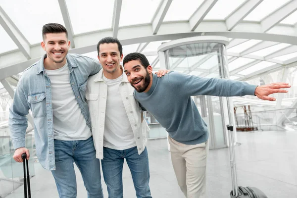 Travel Friends Three Cheerful Tourists Guys Hugging Posing Suitcases Having — Foto Stock