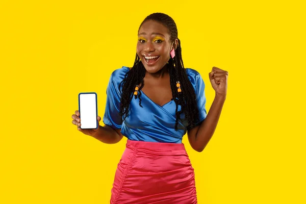 Радостная Афроамериканская Леди Снимающая Blank White Screen Рекламу Мобильного Предложения — стоковое фото