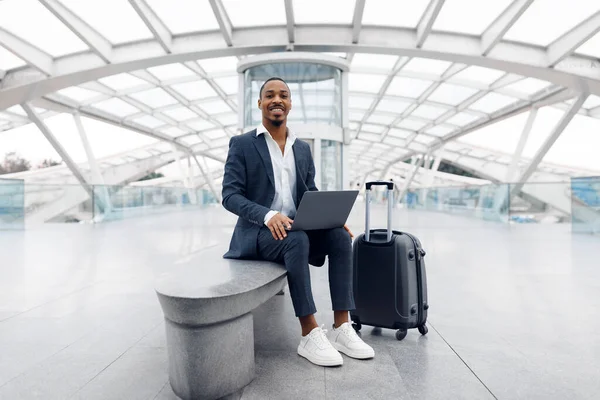 Digital Nomad Young Black Man Using Laptop Airport While Waiting — Fotografia de Stock
