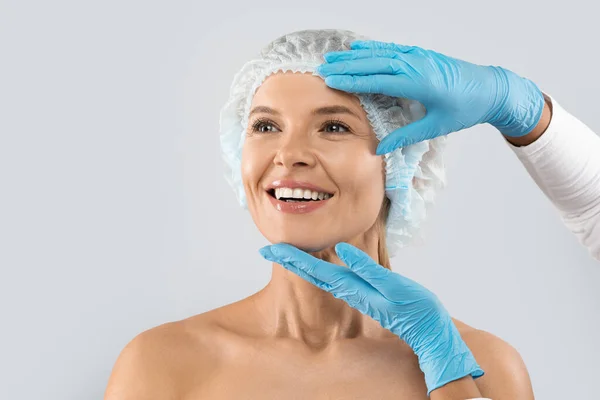 Portret Uśmiechniętej Blondynki Średnim Wieku Medycznym Kapeluszu Przygotowującej Się Operacji — Zdjęcie stockowe