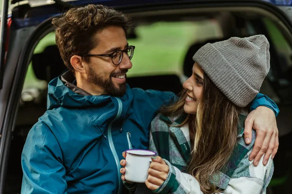 Satisfied Millennial Caucasian Couple Jackets Sitting Trunk Car Cold Forest — Stock Photo, Image
