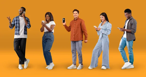 不同的快乐多种族人一边站在橙色背景上一边用智能手机交谈或传递信息 一边与多元文化男性和女性通过手机进行在线交流 — 图库照片