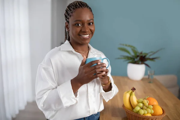 Fröhlich Attraktive Junge Afrikanisch Amerikanische Frau Smart Lässig Hält Teetasse — Stockfoto