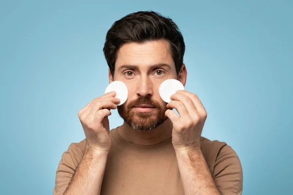 Schöner Mann Mittleren Alters Der Die Gesichtshaut Mit Wattepads Reinigt — Stockfoto