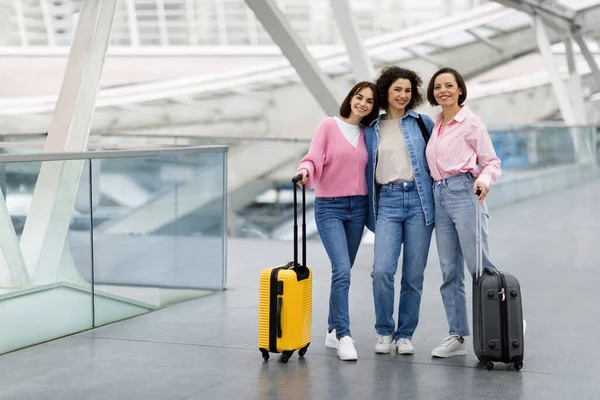 Porträt Von Drei Glücklichen Freundinnen Die Flughafen Posieren Fröhlichen Jungen — Stockfoto