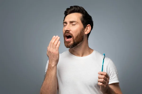 Medelålders Man Hålla Hand Nära Munnen Och Kontrollera Andedräkt Friskhet — Stockfoto