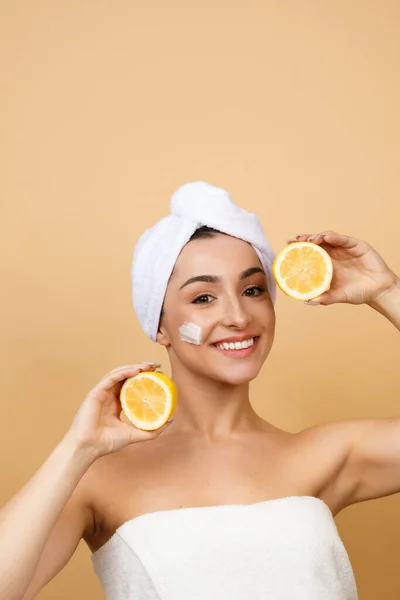 Vitamin Skin Attractive Indian Female Wrapped Towel Holding Lemon Halves — Fotografia de Stock