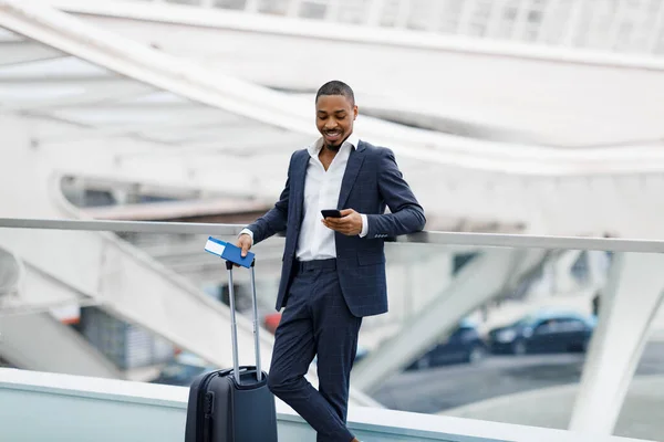 Smiling Black Businessman Using Smartphone While Waiting Flight Airport Young — Fotografia de Stock