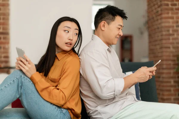 Jealousy Concept Jealous Asian Womam Reading Husbands Messages Cellphone While — Stock Photo, Image