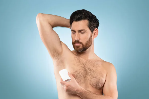 Gömleksiz Orta Yaşlı Bir Adam Terlemeyi Önlemek Için Koltukaltına Deodorant — Stok fotoğraf