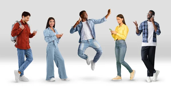 不同种族的一群人 一边使用智能手机 一边带着洁白的背景 快乐的年轻人一边自私自利 一边在手机 大学里发短信或说话 — 图库照片