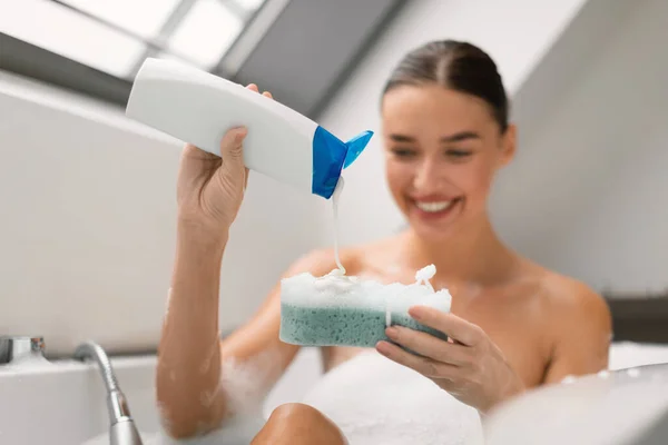 Mujer Alegre Tomando Baño Apretando Gel Ducha Esponja Sentado Bañera —  Fotos de Stock