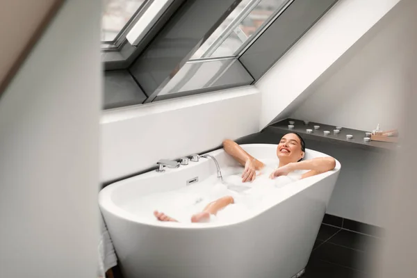 Pretty Lady Taking Bath Foam Lying Big White Bathtub Relaxing — Stockfoto