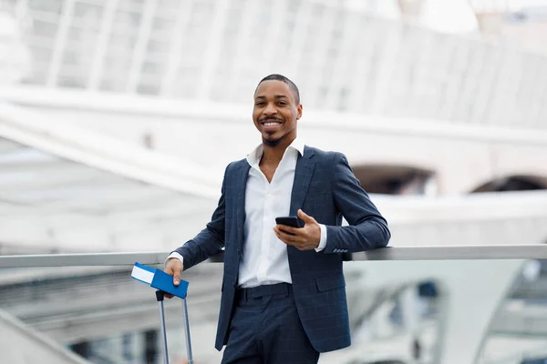 Smiling Black Businessman Smartphone Hand Standing Airport Terminal Happy Young — Stock Photo, Image