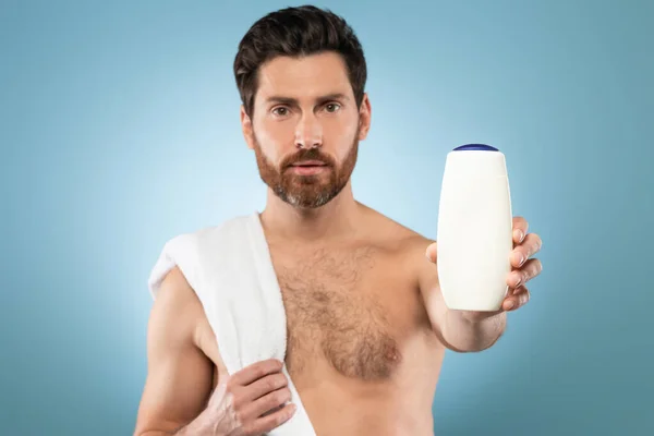 Bodycare Concept Handsome Man Holding Bottle Shampoo Recommending New Beauty — Foto de Stock