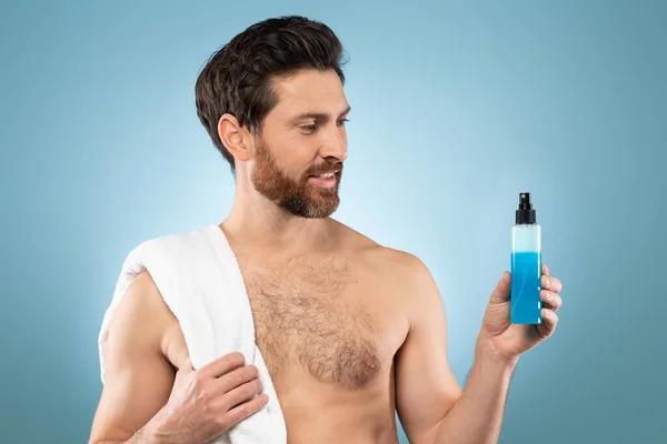 Neue Schönheitsprodukte Schöner Hemdloser Mann Mit Flasche Mit Blauer Kosmetikflüssigkeit — Stockfoto