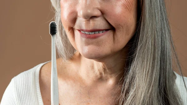 Smiling Old European Lady Gray Hair Shows Toothbrush Enjoy Daily — Stock Photo, Image