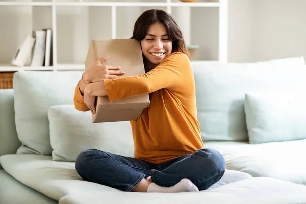 Long Awaited Delivery Happy Young Arab Woman Embracing Parcel Box — Stock Photo, Image