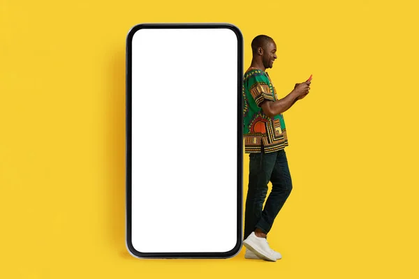 모바일 길이를 사용하여 노란색 스튜디오 스크린 핸드폰 위치한 아프리카 출신의 — 스톡 사진